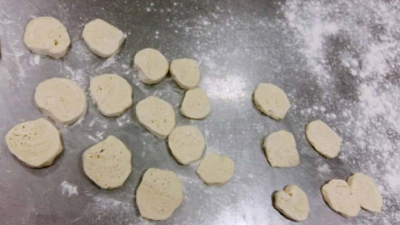 小葱鲜肉饼,分割一块面团放在案板上撒上干面粉搓圆，切成小剂子。