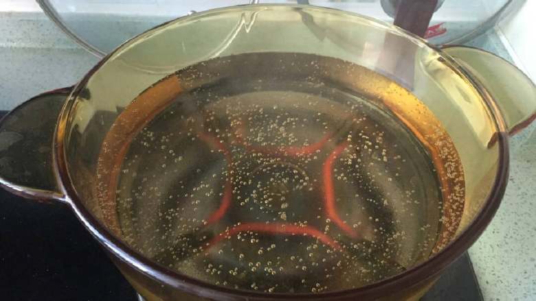 自制手工虾丸,做上一锅热水，用勺子挖出虾球下锅。