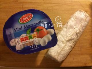 辣肠芝心炸饭团,材料图一张，左边是迷你的新鲜马苏里拉奶酪球，右边是山羊奶酪