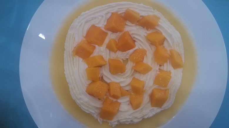 芒果千层蛋糕,取一张千层皮涂一层奶油再摆上层的芒果粒，依次铺直到最后一张饼皮为止。做好以后放入冰箱冷藏定性1小时