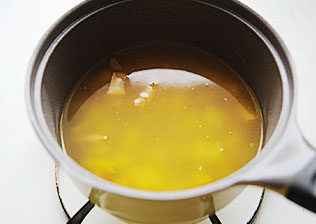 惹人口水直流的酸爽【酸汤肥牛】 ,加入清水，大火煮开转中小火，盖盖子煮15-30分钟，将汤汁煮成黄色；