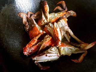 梭子蟹炒年糕,螃蟹各个切面都煎一下，再用锅铲炒，以免蟹肉破碎。