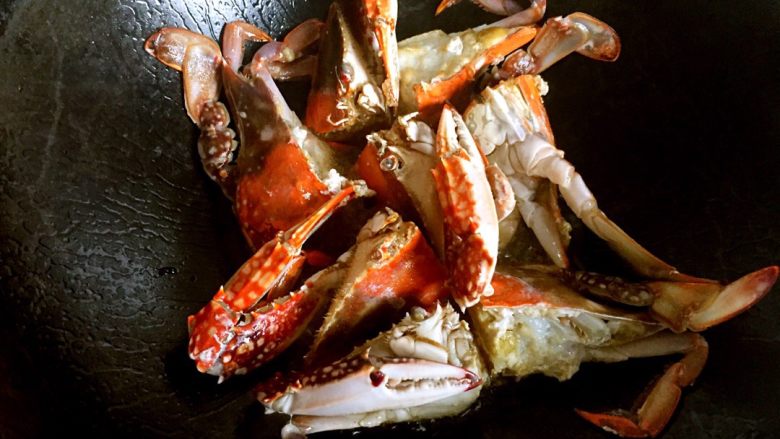 梭子蟹炒年糕,螃蟹各个切面都煎一下，再用锅铲炒，以免蟹肉破碎。