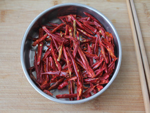 鲜上加鲜挺不住嘴——香辣花螺,干辣椒剪成丝，能吃辣的不用去籽，不想那么辣就把籽去掉。