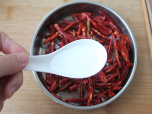 鲜上加鲜挺不住嘴——香辣花螺,放一勺清水在辣椒丝里，拌匀，这样炒辣椒丝的时候就不会太快糊。