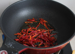 鲜上加鲜挺不住嘴——香辣花螺,锅内放油，油6成热的时候放入辣椒丝，煸炒出香味。