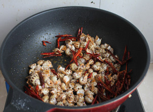 鲜上加鲜挺不住嘴——香辣花螺,放入花螺翻炒，炒大概2分钟左右。