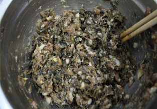 做我最爱的包子馅——梅干菜包子,炒好的梅干菜放入肉馅里，搅拌上劲。
