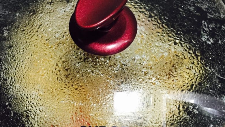#年夜饭#梭子蟹炒年糕,加入适量的开水盖上锅盖烧煮片刻