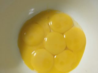 沙拉肉松卷,先准备一个无油无水盆，打入七个蛋黄