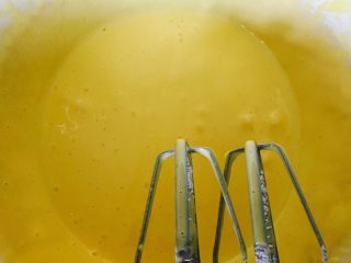 沙拉肉松卷,用电动打蛋器低速搅匀，至看不到淀粉颗粒即可。不要过度搅拌，以免蛋黄糊消泡。