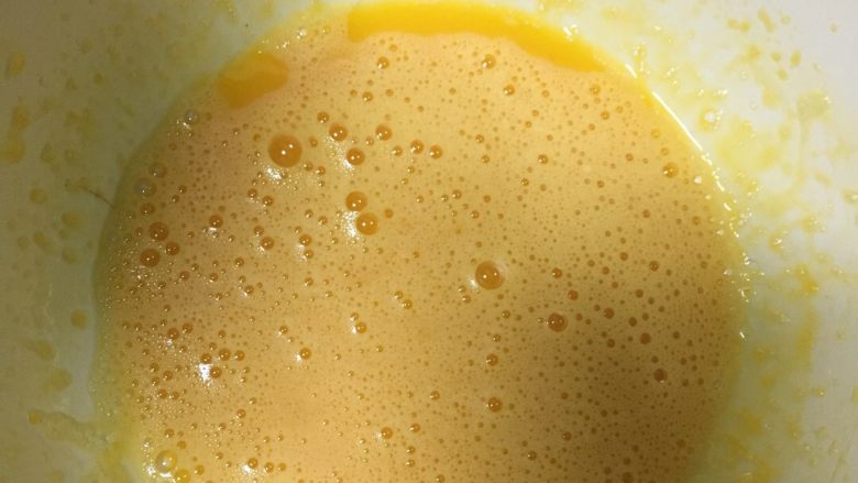 沙拉肉松卷,制作蛋卷，先将蛋黄蛋白分离，蛋黄加入糖粉，用手动打蛋器搅打至糖粉融化