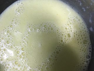 沙拉肉松卷,橄榄油、牛奶倒入小盆内，用手动打蛋器搅打至乳化状态