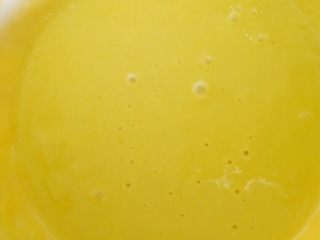 沙拉肉松卷,用手动打蛋器搅拌均匀，提起打蛋器时面糊应可顺畅地流下，蛋黄糊就做好了