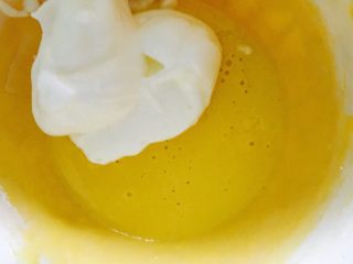 沙拉肉松卷,取三分之一蛋白霜加入蛋黄面糊中。