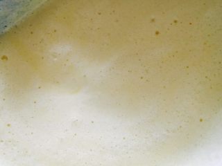 沙拉肉松卷,用切拌、翻拌的手法，将盆底的面糊翻上来，充分搅拌均匀