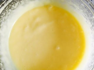 自制沙拉酱,如此反复交替加入橄榄油和柠檬汁搅至乳化