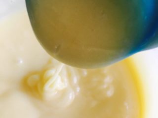 自制沙拉酱,将所有橄榄油和柠檬汁都加入搅打均匀就可以了