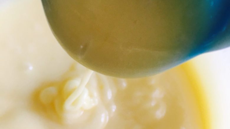 自制沙拉酱,将所有橄榄油和柠檬汁都加入搅打均匀就可以了