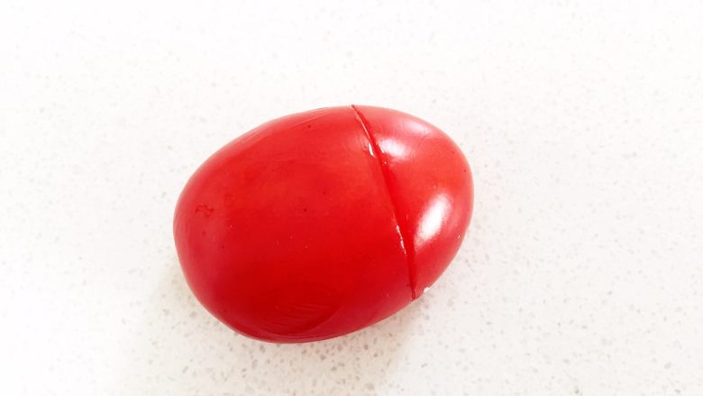 番茄小萌兔—小番茄的魔法大变身！,然后把大的那一块，刀口朝下，在约1/3处切一刀，切深一点，但不能切断哈！