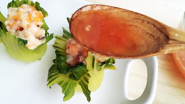 虾滑酿青菜—吃一个青翠诱人的小花朵吧！,将步骤8中的番茄酱汤汁浇在虾滑和青菜上。