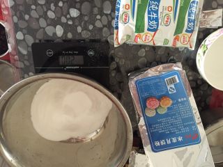 手工制作:冰皮月饼,我只放了200克冰皮粉，牛奶正好240ml