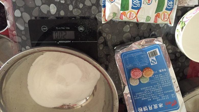 手工制作:冰皮月饼,我只放了200克冰皮粉，牛奶正好240ml