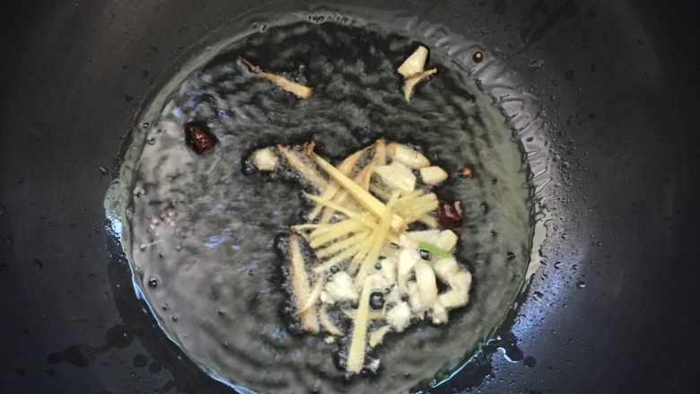 #年夜饭#海蛎紫菜煲,锅内倒少许油，加热，放入姜蒜爆香。