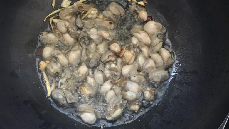 #年夜饭#海蛎紫菜煲,把抓匀的海蛎倒入锅中，不要马上去翻炒，停留片刻让外面的淀粉凝固，怕飞溅出来的话可以盖上锅盖。