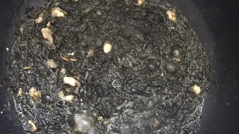 #年夜饭#海蛎紫菜煲,加入调料：盐、味精翻炒均匀，倒入适量的开水，没过紫菜过一点就行。