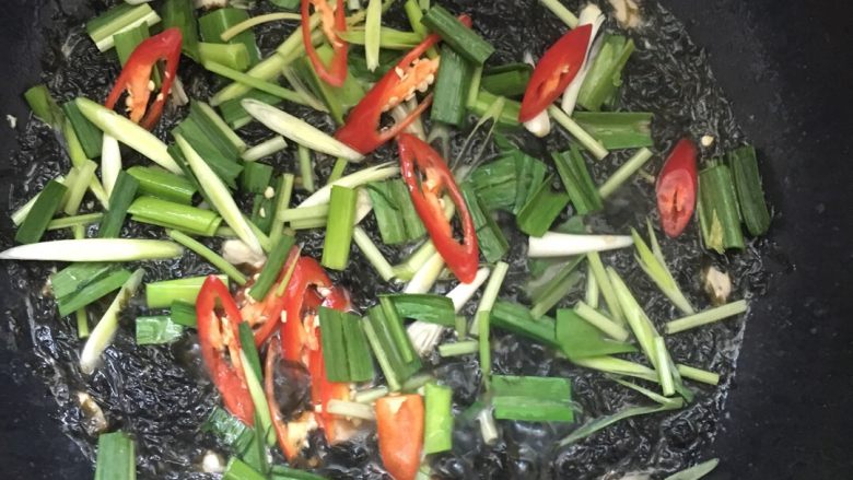 #年夜饭#海蛎紫菜煲,将切好的蒜苗，芹菜段和红尖椒放入锅中，其间可尝试一下咸淡，因为是当配菜下饭，所以可以适当增加咸度。