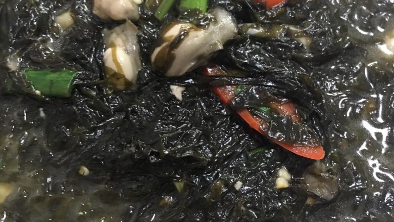 #年夜饭#海蛎紫菜煲,因为海蛎和紫菜融合在一起味道已经十分鲜美可口了，不用加太多的辅助调料。