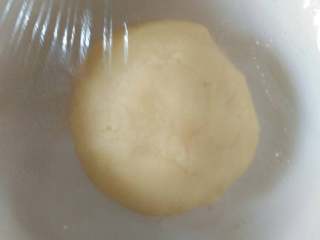 酥皮五仁月饼+#中秋食饼记#,油酥！低筋面粉加无盐黄油，不粘手就可以，也可以用猪油！