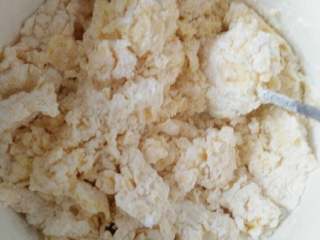 酥皮五仁月饼+#中秋食饼记#,水油皮，中筋面粉加糖加水加无盐黄油，都是后放面粉，用筷子搅拌成这个样子，揉成团