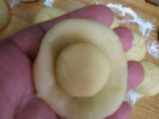酥皮五仁月饼+#中秋食饼记#,水油皮包一个油酥，包成团
