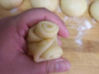 酥皮五仁月饼+#中秋食饼记#,面团卷中间对折，卷口压扁，擀开