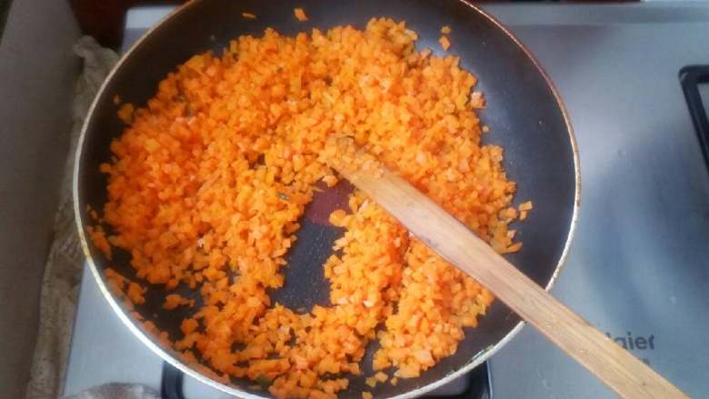 传统素馅饺子,胡萝卜下油锅翻炒片刻，促进胡萝卜发挥营养价值。