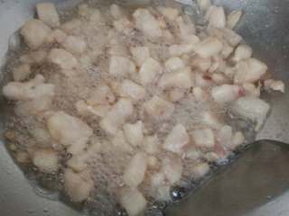 熬猪油,肥肉切成丁加一小碗水，开火煮，水不要加多，因为水煮干了才会出猪油，加多了要煮很久