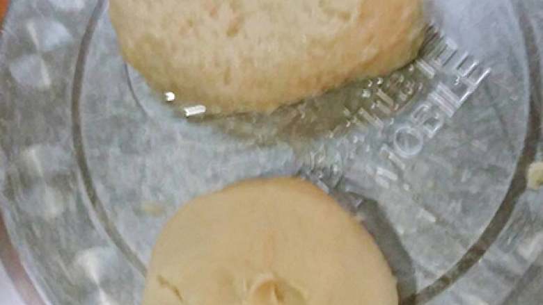 鲜肉月饼+#中秋食饼记#,油酥的面粉要比水皮油酥要少一点，面粉中加入热猪油，揉成柔软的面团，放入水皮油酥一起饧面。