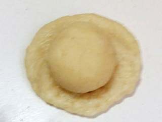 鲜肉月饼+#中秋食饼记#,水油皮摁薄，放入油酥 。