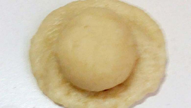 鲜肉月饼+#中秋食饼记#,水油皮摁薄，放入油酥 。