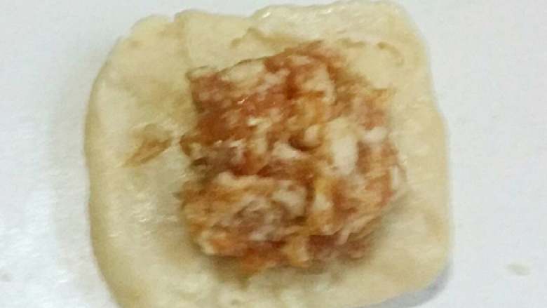鲜肉月饼+#中秋食饼记#,面团两头叠进，摁成薄片包入肉馅，像包包子一样