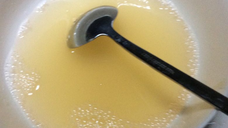 蜜桃缤纷水果杯,加入里干水的吉利丁，搅拌均匀，放入冰箱冷藏一夜。