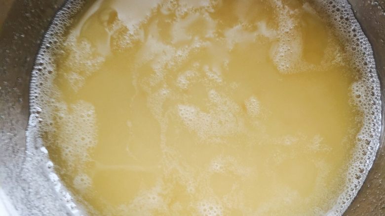 葱花面饼#有个故事#,油酥是和好面以后、就用剩下的30克猪油、器皿里加适量的干面粉、猪油烧热倒入器皿即可