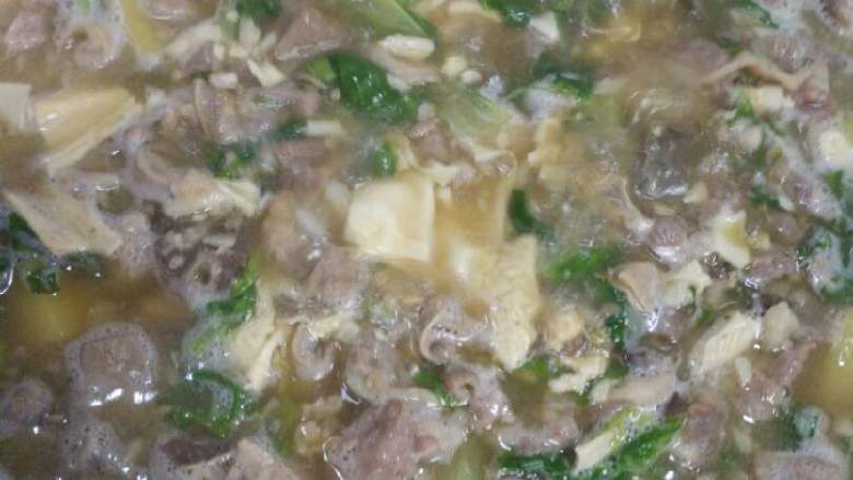 羊肉羊杂汤,把羊肉汤倒到炒好的羊杂里，一起煮开