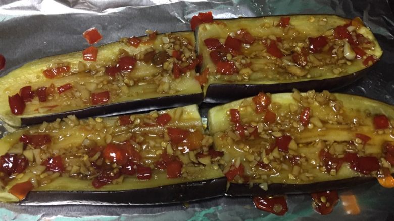 香烤茄子,将炒好的调料涂在茄子上，为了更入味，可以在茄子上划些口