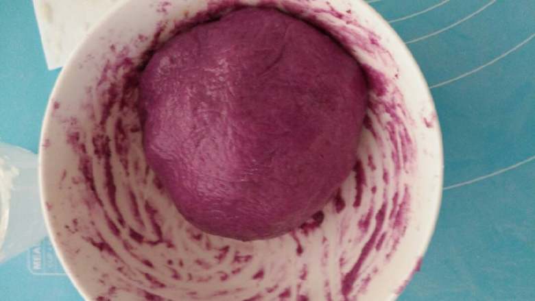 冰皮月饼,倒入紫薯粉、白油将面团揉至表面光滑，（如没有紫薯粉就白色的也可以。）用保鲜膜包好放在一边醒发