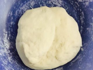 十二道锋味之葱油饼#有个故事#,先将发酵粉用温水搅拌均匀和面，面可以和的软一点