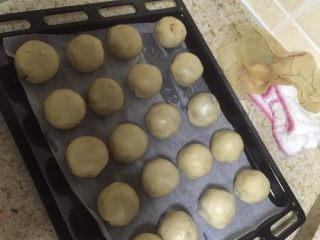 蛋黄酥,像饺子皮一样擀圆包豆沙。表面刷蛋液洒芝麻等微干再刷一次蛋液