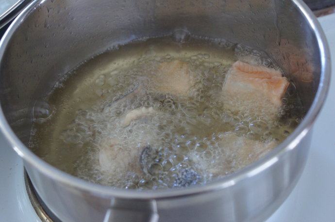 香炸三文鱼皮——零食小酒好伴侣,锅热足够的油，中高油温的时候把三文鱼皮分次放入锅里炸。